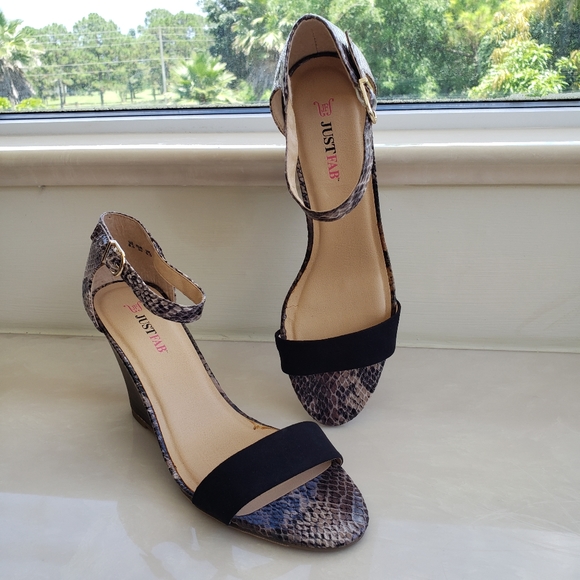 Suede & Snakeskin Platform Wedge Sandal Size 8.5 Color Black & Snake JustFab NWT - Picture 2 of 8